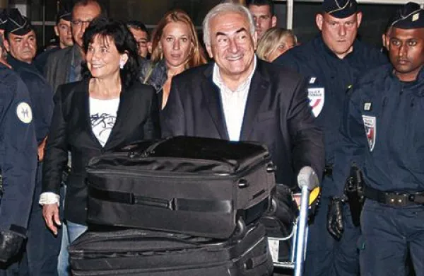 Ob pristanku so ga na letališču pričakali številni novinarji
