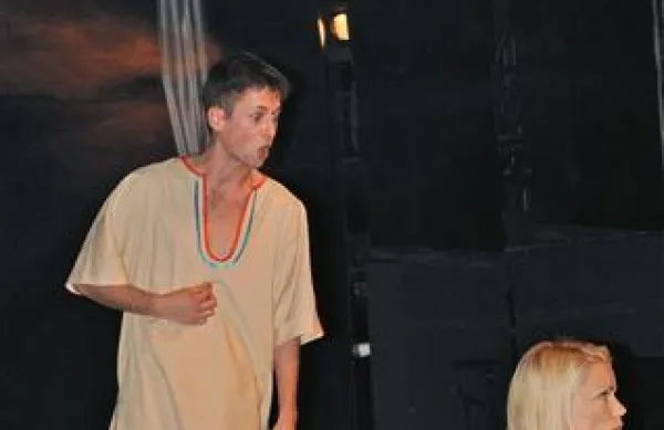 Kastor (Andrej Zalesjak) in Poluks (Tjaša Hrovat) si na začetku nista enotna v mnenjih, na koncu pa se povežeta s svojim pravim bistvom.