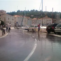 Občinske službe so z oljem onesnaženo in zaradi tega za zdrse nevarno cestišče ob obali v Piranu kmalu sprale z vodo.