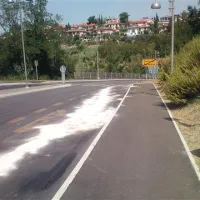 Na vzpetini na Bernardinu sta se zaradi oljnih madežev na cestišču poškodovala motorist in kolesar.