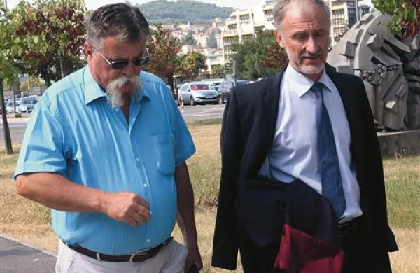 Ljubo Volmut in odvetnik Emil Zakonjšek sta v petek poslušala zgodbe za nove tožbe
