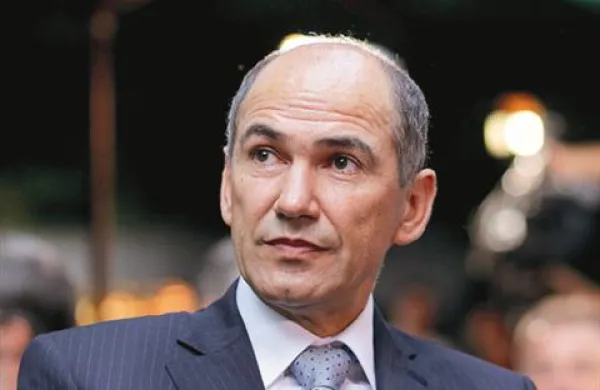 Predsednik SDS Janez Janša je ob prihodu na ljubljansko okrajno sodišče danes dejal, da “je vse skupaj tožilsko-politična farsa”. 