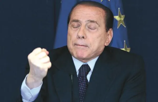 Italijanski premier, ki ga že skoraj ves aktualni mandat spremljajo različne afere, se je znašel tudi v nemilosti javnega mnenja.