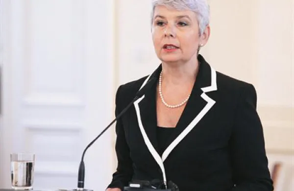 Jadranka Kosor že nekaj časa poskuša hrvaški javnosti dopovedati, da Josipović vodi opozicijsko koalicijo, ki je na Hrvaškem znana kot “kukuriku koalicija”.