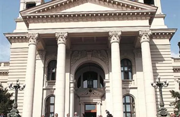 Udeleženci konference Gibanja neuvrščenih  pred srbskim parlamentom v Beogradu.