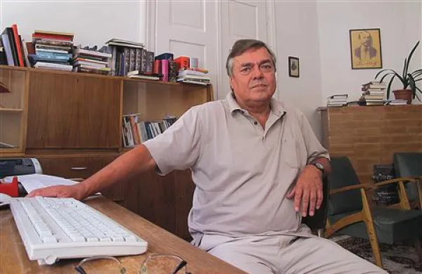 Drago Jančar v svojem kabinetu na Slovenski matici v Ljubljani