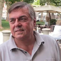 Drago Jančar: “Nekdo je bil profesor na univerzi, naslednjega dne pa že na Golem otoku, tako rekoč gol, brez vsega, izpostavljen popolnemu nasilju. Ljudi sem želel spomniti na to možnost, jih opozoriti, da se nam lahko zgodi tudi kaj takega, bognedaj, da bi se nam res.”