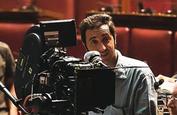 Paolo Sorrentino je nazadnje režiral film This Must Be the Place s Seanom Pennom v glavni vlogi.