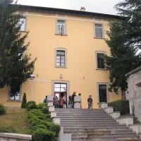 Še leta 2003 so se morali bistriški gimnazijci voziti v šolo v Sežano ali Postojno, odtlej pa se šolajo kar doma.