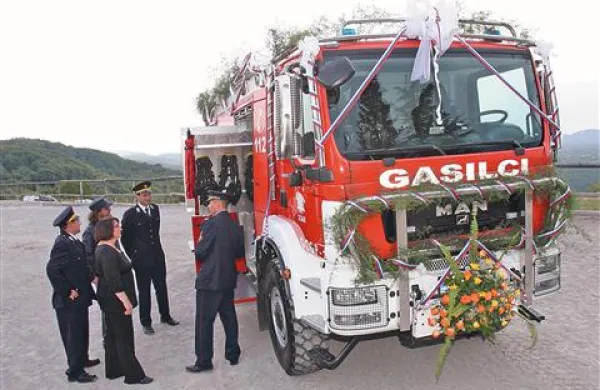 Gasilci iz Štjaka so novo pridobitev predstavili tudi obrambni ministrici Ljubici Jelušič.