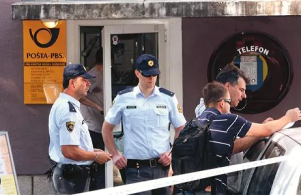 V sredo, 15. junija sta roparja ob 15. uri odnesla približno 12.000 evrov.