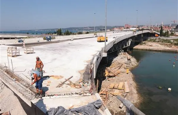 Dela na mostu pred včerajšnjo osvežitvijo, ko je delavce grelo kot za stavo, saj so temperature dosegale tudi 37 stopinj in več. 
