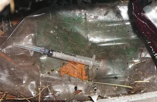 V  garažni hiši v Prisojah so  notranji odtoki polni uporabljenih injekcijskih igel