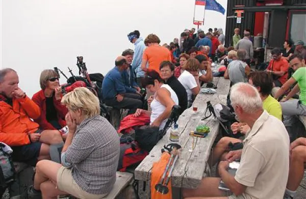 Planinci so množično počastili obletnico koče in zavetišča na Krnu.