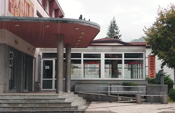 Občina Kanal z novim pristopom išče novega najemnika lokala v kulturnem domu Deskle.