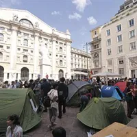 Demonstranti pred milansko borzo so s seboj prinesli tudi šotore. 