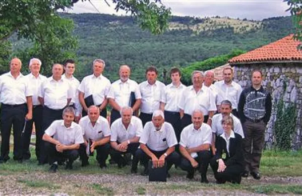 Pevci Moškega pevskega zbora Slavnik z zborovodkinjo Andrejo Hrvatin 