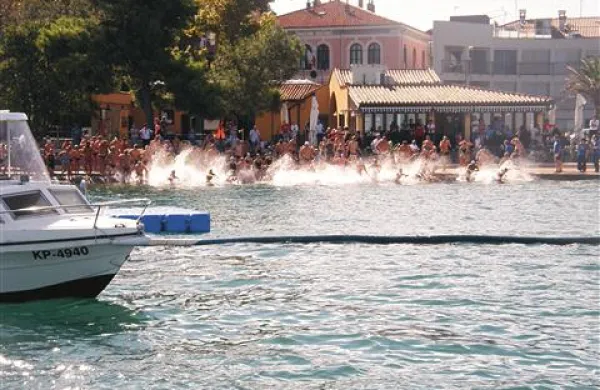 Tako so se plavalci pognali v morje pri koprskem kopališču na enem zadnjih plavalnih maratonov. 