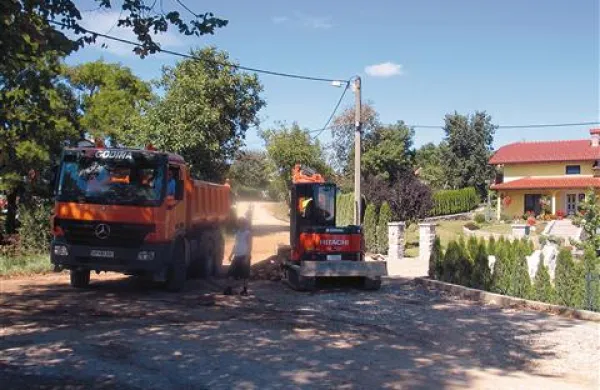 V Hrušici z asfaltiranjem ceste končujejo z gradnjo kanalizacije, za priključke do hiš pa je občini zmanjkalo denarja.  