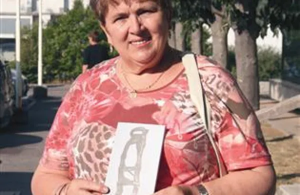 Majda Mihalič s svojo novo zbirko pesmi Vezi