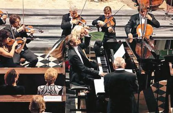  Ivan Skrt ob spremljavi Orkestra Padove in Benečije pod vodstvom maestra Antona Nanuta 
