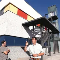 Pred slabim mesecem je župan Kolenc (desno) občinske svetnike skušal prepričati, da bi s Toptermovo halo problematiko izolskega vrtca celovito rešili.  