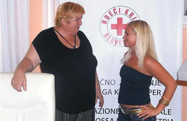 Predsednica RK Koper Irena Sirotič Dobrila in Monika Florjančič, ki skrbi za individualno obravnavo brezdomcev, sta veseli, da brezdomce vse bolj sprejema tudi širša javnost 