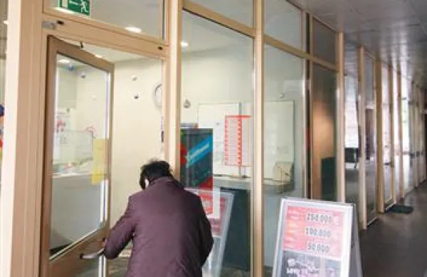 Predstavniki različnih slovenskih invalidskih organizacij bodo danes poslancem izročili peticijo z 20.000 podpisi proti noveli zakona o lastninskem preoblikovanju Loterije Slovenije.