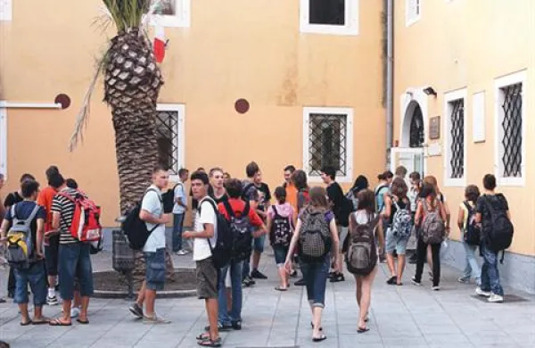 Dijaki lahko le še danes oddajo vlogo za državno in Zoisovo štipendijo za šolsko leto 2011/2012. 