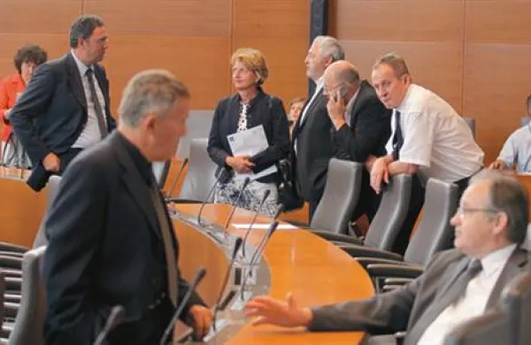 Novela zakona o interventnih ukrepih po navedbah predstavnikov vlade uvaja nadzorovano zaposlovanje v javnem sektorju. 