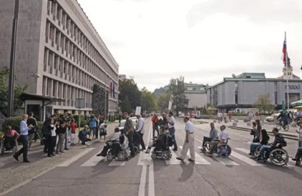 Protestni shod predstavnikov različnih slovenskih invalidskih organizacij od Cankarjevega doma do parlamenta, kjer so poslancem izročili prvih 20.000 podpisanih peticij proti noveli zakona o lastninskem preoblikovanju Loterije Slovenije.
