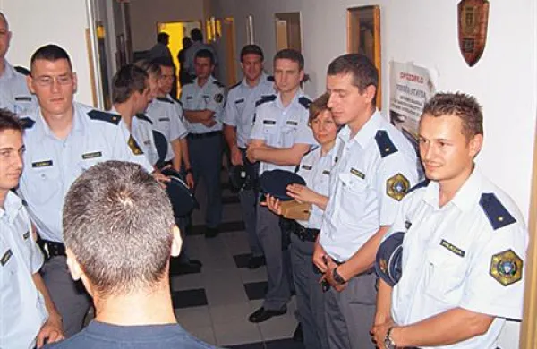 Tudi policisti ostro nasprotujejo zniževanju plač. 