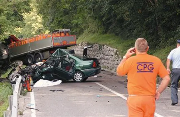 Novogoričan je iz neznanega razloga zavil na nasprotni vozni pas in čelno trčil v tovornjak s plinskimi jeklenkami.