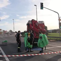 Prevrnjena cisterna je zaprla cesto