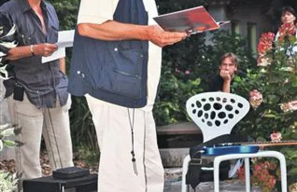 Aleksander Peršolja je prebiral poezijo v goriškem KB centru.