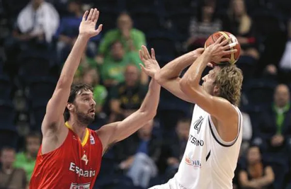 Dirk Nowitzki (na fotografiji z žogo)