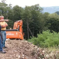 Poveljnik ajdovskega občinskega štaba CZ Igor Benko s predstavnikom izvajalca in avtorjem projektne naloge za interventna sanacijska dela  Rokom Fazarincem.