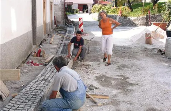  Nad kanali za odvodnjavanje se v Študentovski ulici obeta izvirno urejena površina za pešce. 