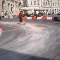 V nedeljo se je spet pokvaril eden od mestnih avtobusov Veolie in od Lucije do Pirana spuščal olje iz menjalnika, ki so ga delavci čistili in posipali do popoldanskih ur in opozarjali  voznike na nevarno vožnjo