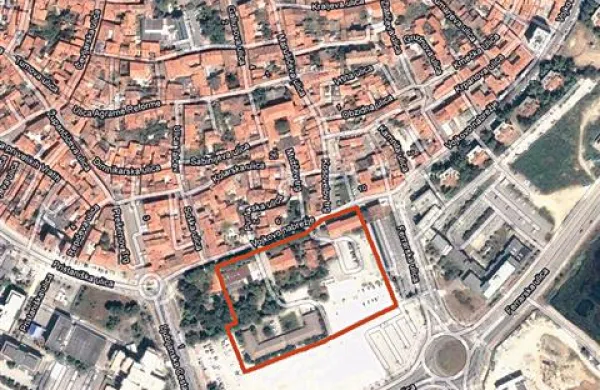 14.000 kvadratnim metrov veliko zemljišče med Vojkovim nabrežjem, koprskim sodiščem in bodočim kompleksom Levji grad tokrat ni premamilo kupcev.