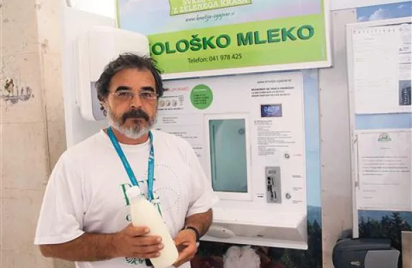 Gorazd Pretnar pred mlekomatom na koprski tržnici: “Mlekomat normalno deluje, moral pa bi biti zaprt.  Zaradi previdnostnega principa, gre za javno zdravje!”  