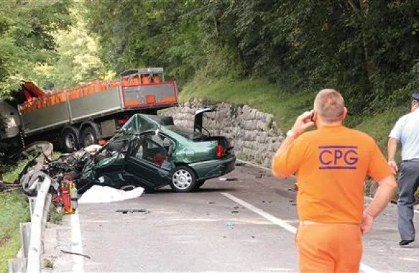 V zmečkani pločevini je včeraj dopoldne umrl 63-letni Novogoričan