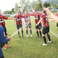 Pred desetletjem še evropski NK Primorje  je  imel z lanskim praznovanjem   vrnitve v prvo ligo (na fotografiji)   le preblisk pred poletnim propadom
