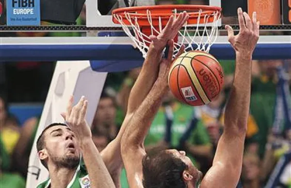 Jonas Valančiunas (levo) in Nenad Krstić sta bila najboljša strelca na derbiju skupine E  v Vilni 