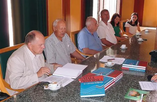 Mejnike v pol stoletja Primorske v obdobju SFRJ združili v eno publikacijo.
