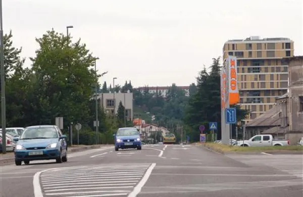Bloki so zgrajeni, odvodnik, ki bo tekel pod ulico, pa čaka na gradbeno dovoljenje.