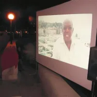 Župan Peter Bossman je na nedavni prireditvi zaradi odsotnosti  govoril prek platna in  večinoma v angleščini. 