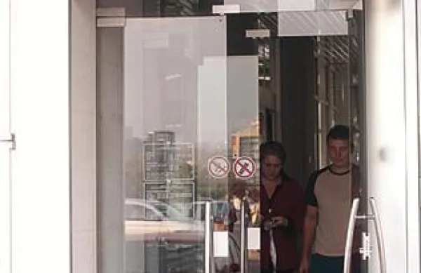 V primeru, da bi javnim uslužbencem znižali plače, sindikat Durs napoveduje stavko. 