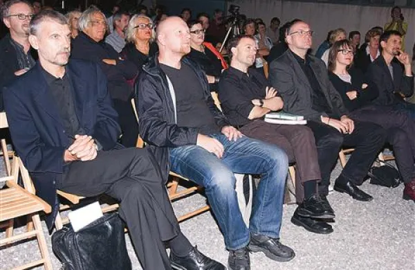 Svoja dela so na literarnem branju predstavili (od leve) Gorazd Kocijančič, Pavel Brycz, Xavier Farré, Guy Helminger in Angelika Reitzer