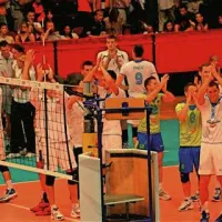 Veselje slovenskih odbojkarjev po zgodovinski zmagi.  Foto: Igor Mušič